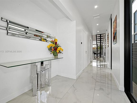 4th image of 2516 NE 21st St #B