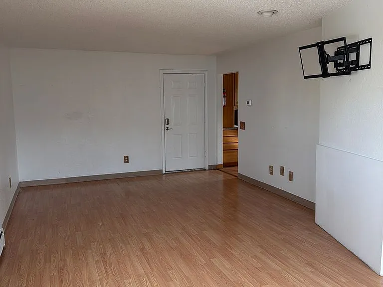 225 N Park St — Photo 11