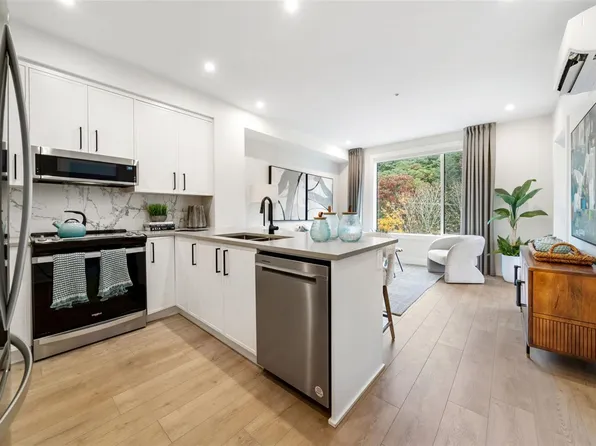 1371 Goldstream Ave #109, Langford, BC V9B 2Y5