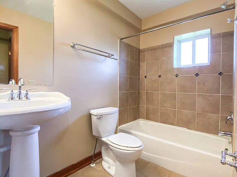 Hallwood Manor Apartments — Photo 6