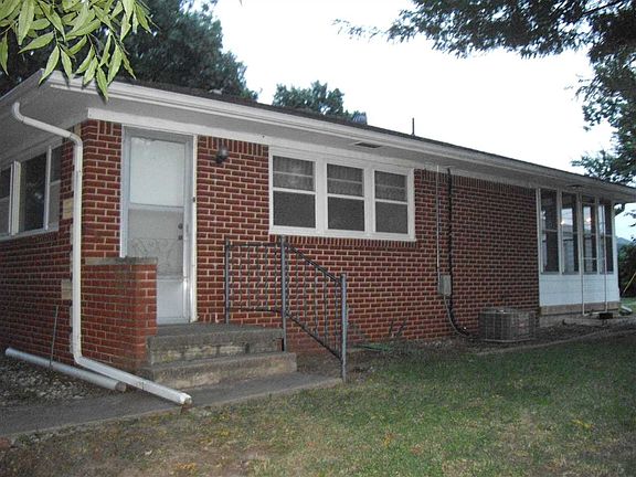 Exterior door to fam rm.