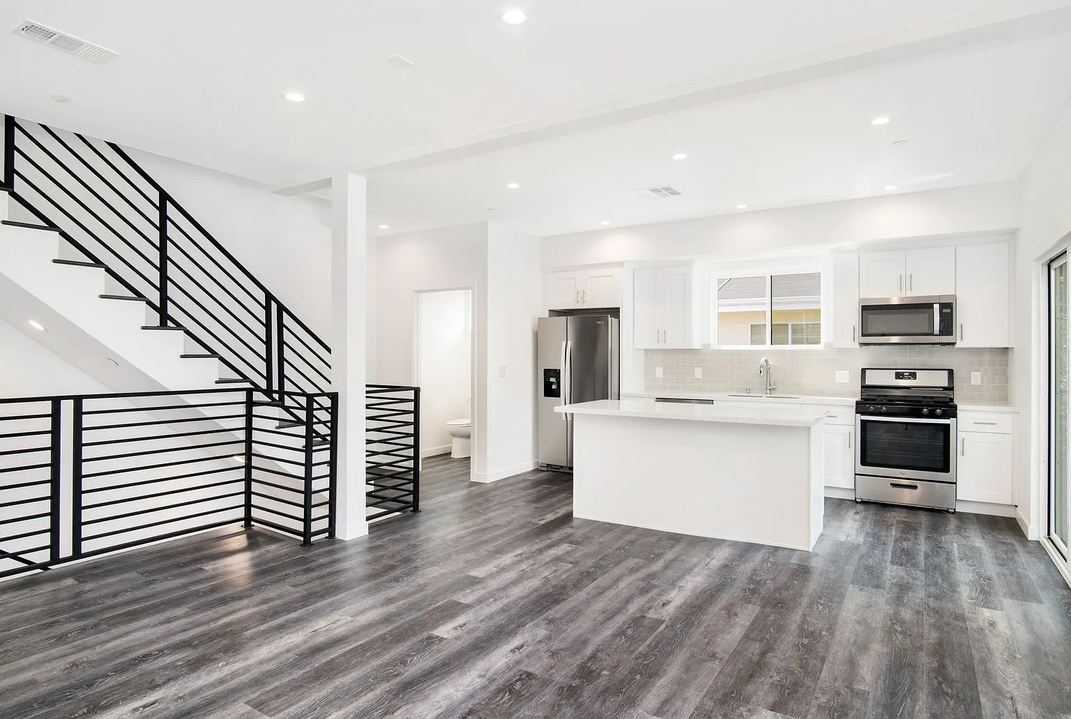 Brand New 3Bed/3.5 Bath Townhouse Available Now! — Photo 2
