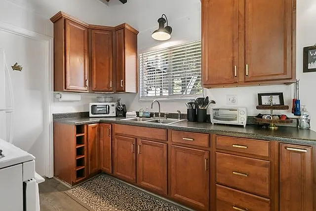 3 bed, 1280 sqft, $2,200 — Photo 3