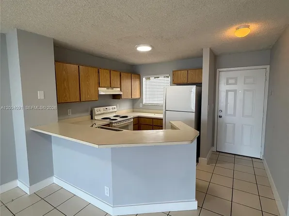 8710 N Sherman Cir APT 305, Hollywood, FL 33025