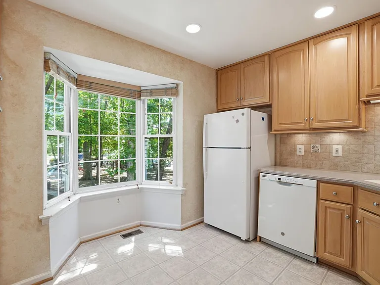2391 Hunters Square Ct — Photo 6