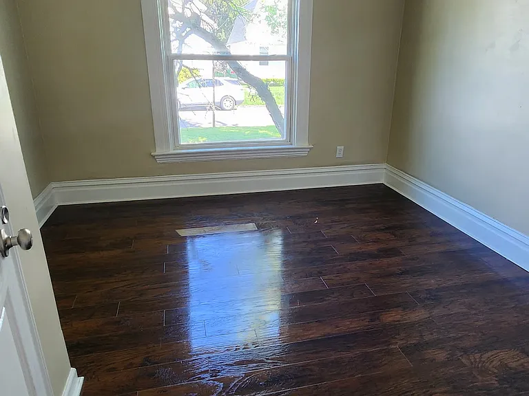 1522 Mott Ave — Photo 16