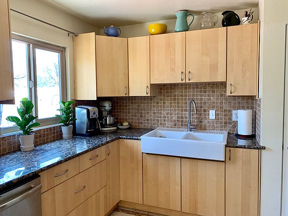 Granite & farmhouse sink