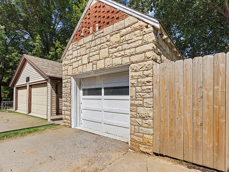 1936 Hayselton Dr — Photo 39