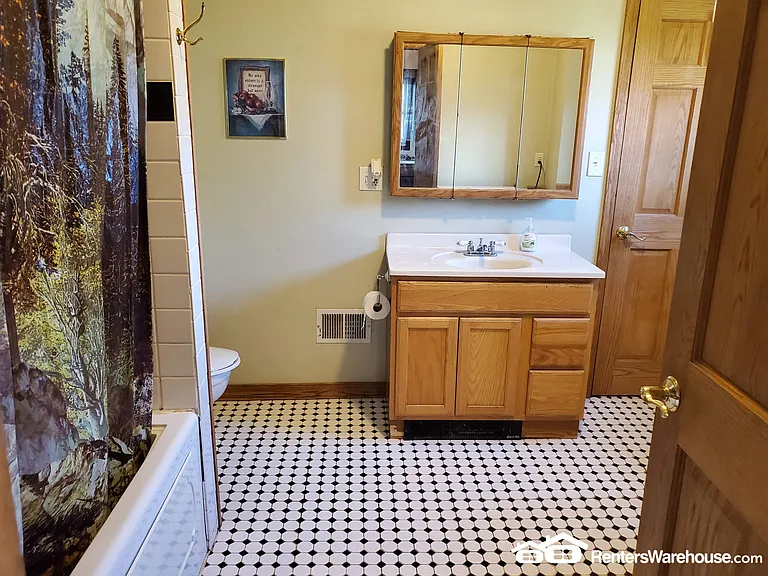 105 W Franklin St — Photo 20