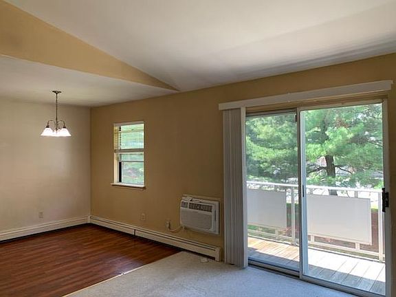 4th image of 100 Hillside Dr