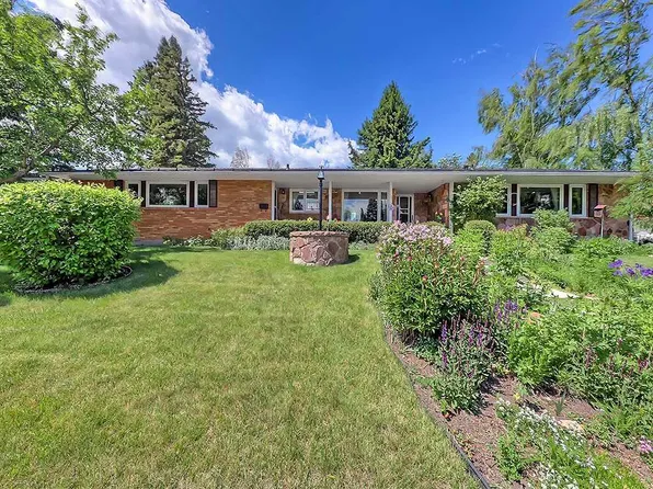 230 E Oakwood Pl SW, Calgary, AB T2V 3Y6