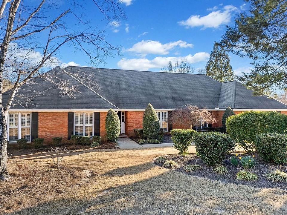 1st image of 290 Connemara Dr NE