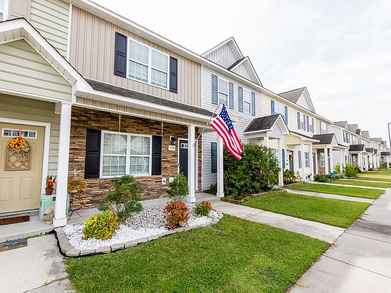 530 Oyster Rock Ln — Photo 3