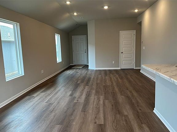 4th image of 2194 Woodfield Dr