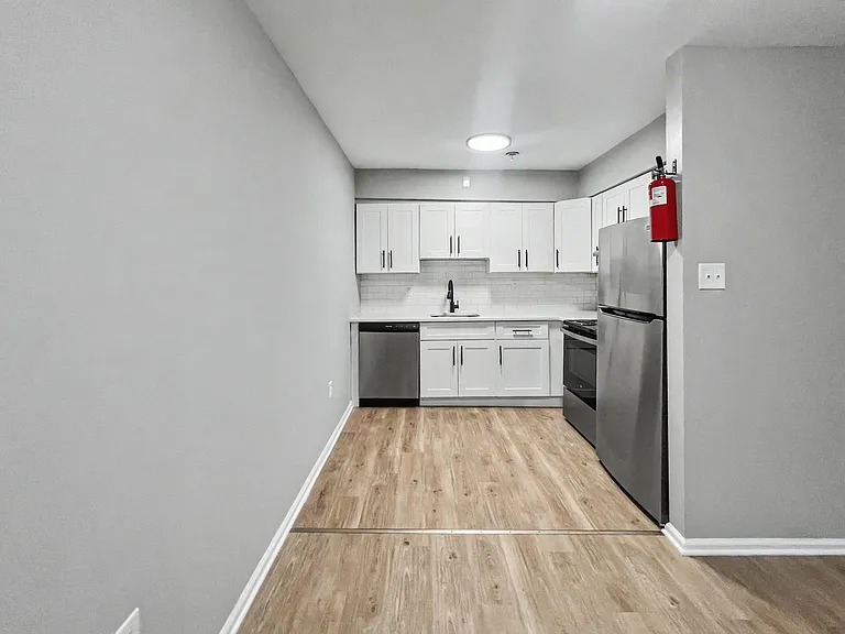 200 E Maple Ave — Photo 12