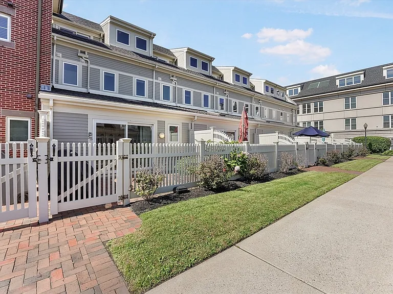 55 Chelsea St #55 — Photo 2