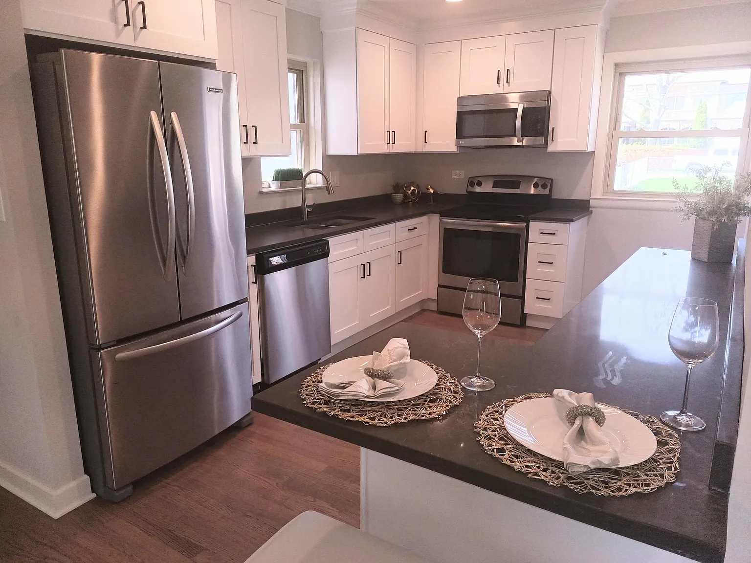 3 bed, 1600 sqft, $4,200 — Photo 2
