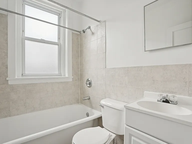 Kings Manor Apartments — Photo 28