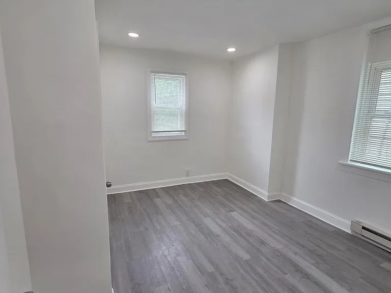 558 E Herman St — Photo 7