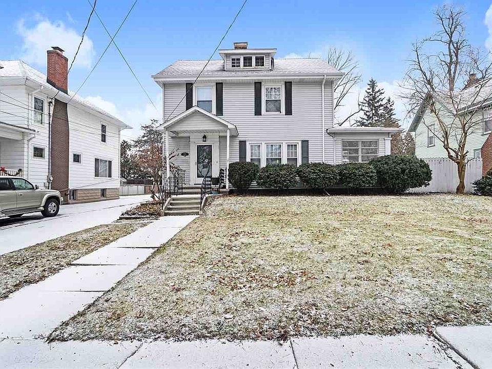 Beautiful traditional 4th St. home!