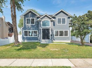 11 Columbia Rd, Hicksville, NY 11801