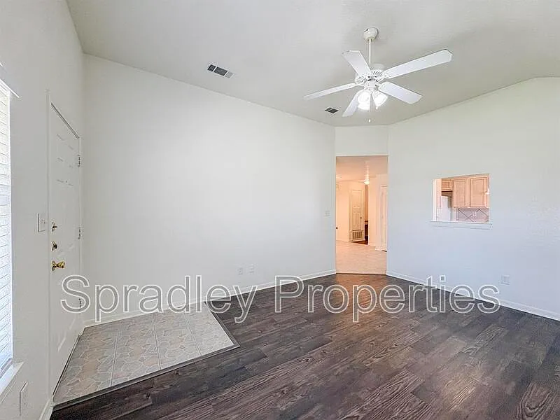 3 bed, 2.0 bath, 1332 sqft, $1,250 — Photo 2