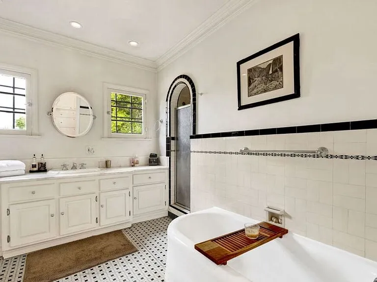 634 N Highland Ave — Photo 19