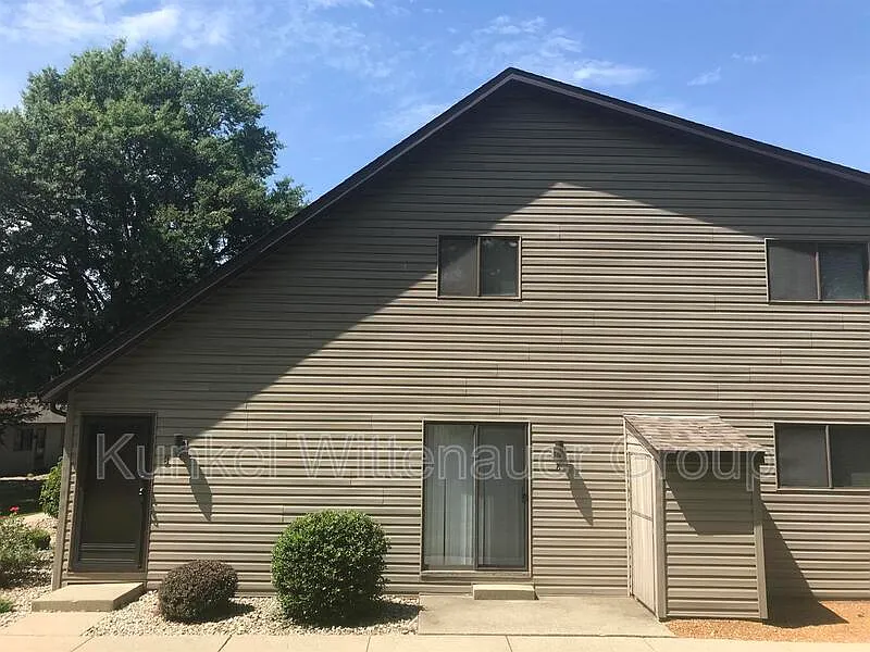 2 bed, 1.5 bath, 1100 sqft, $1,275 — Photo 2