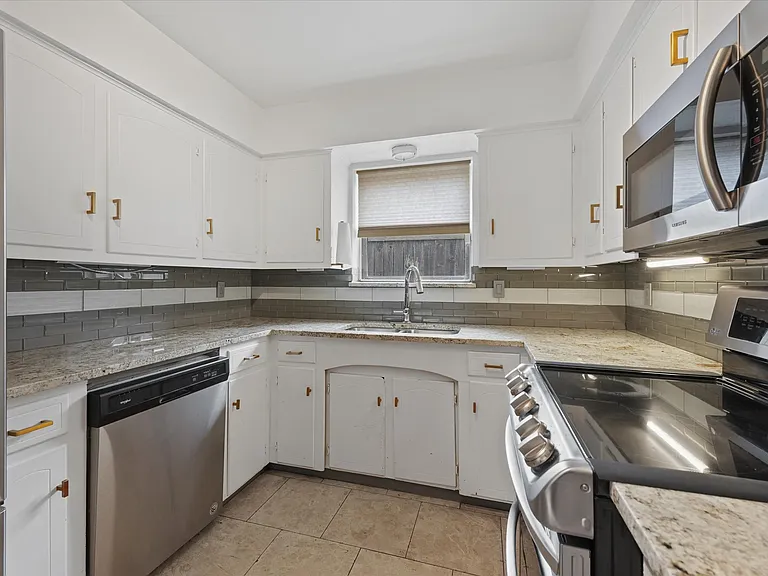 1426 Lexington Dr — Photo 9