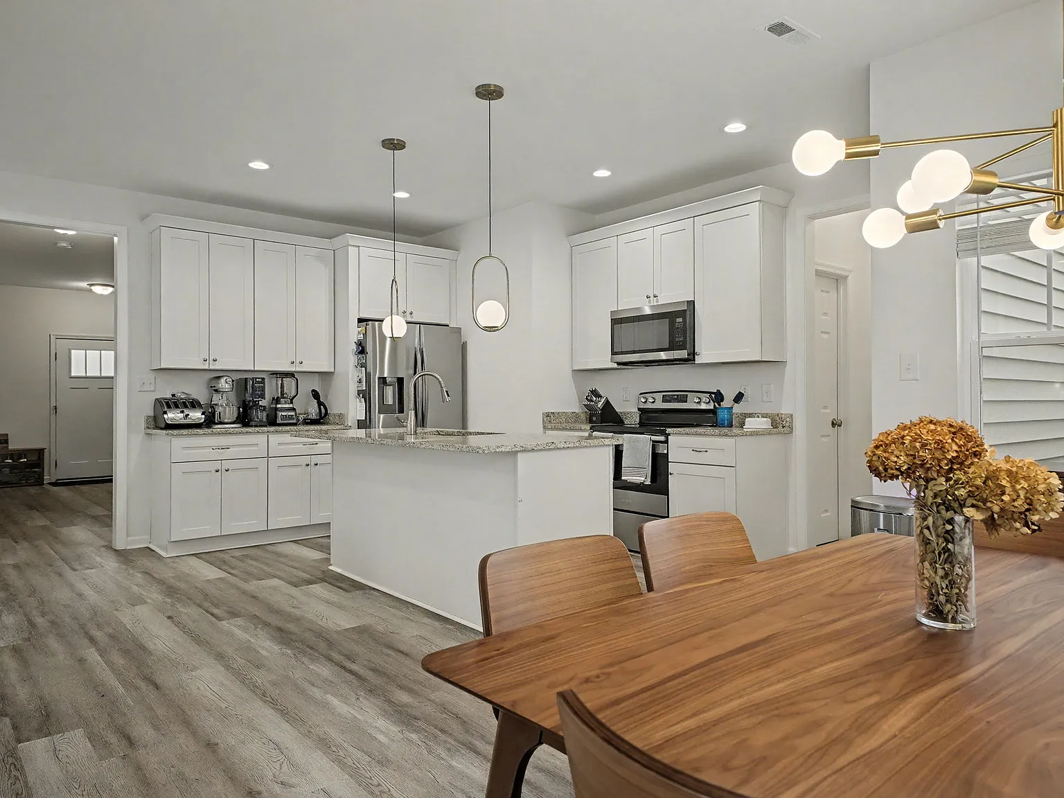 3026 Peronne Ave - 1 — Photo 4