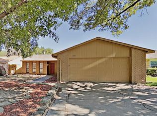 2111 Foxcroft Ln, Arlington, TX 76014