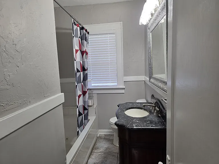 2405 Vance St — Photo 3