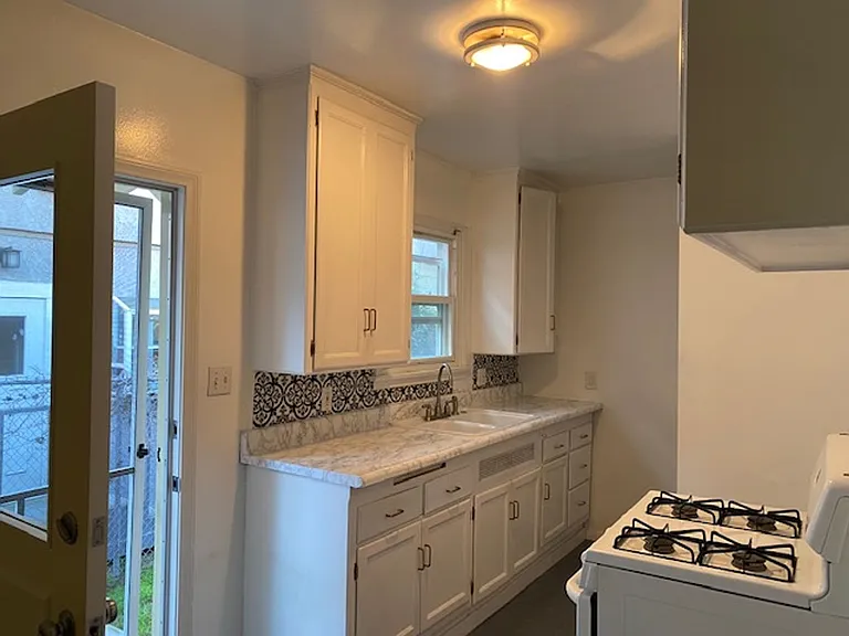 844 Penn St — Photo 13