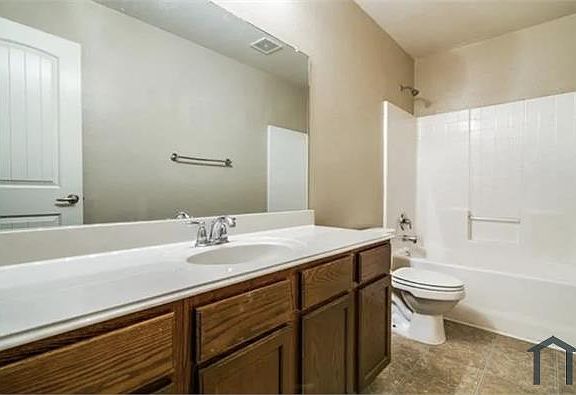 4th image of 2025 Lake Trail Dr
