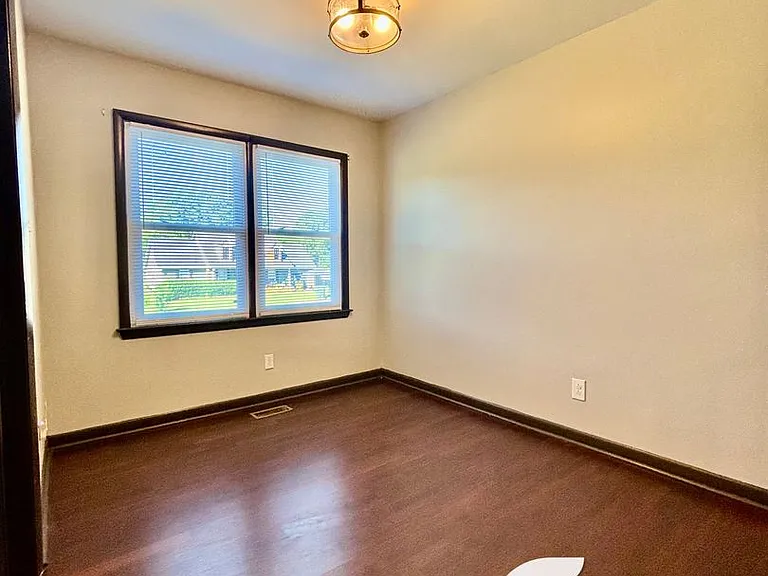 6727 Vaughn Rd — Photo 8