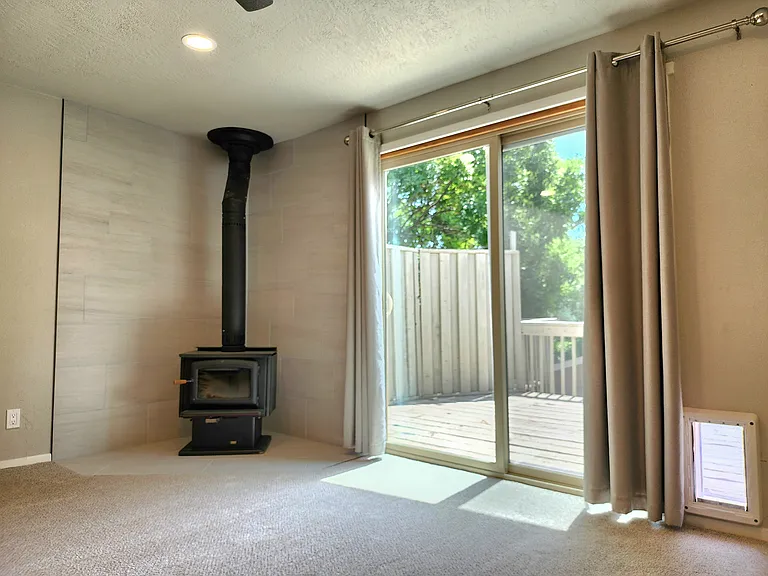 1411 E Hays St — Photo 8