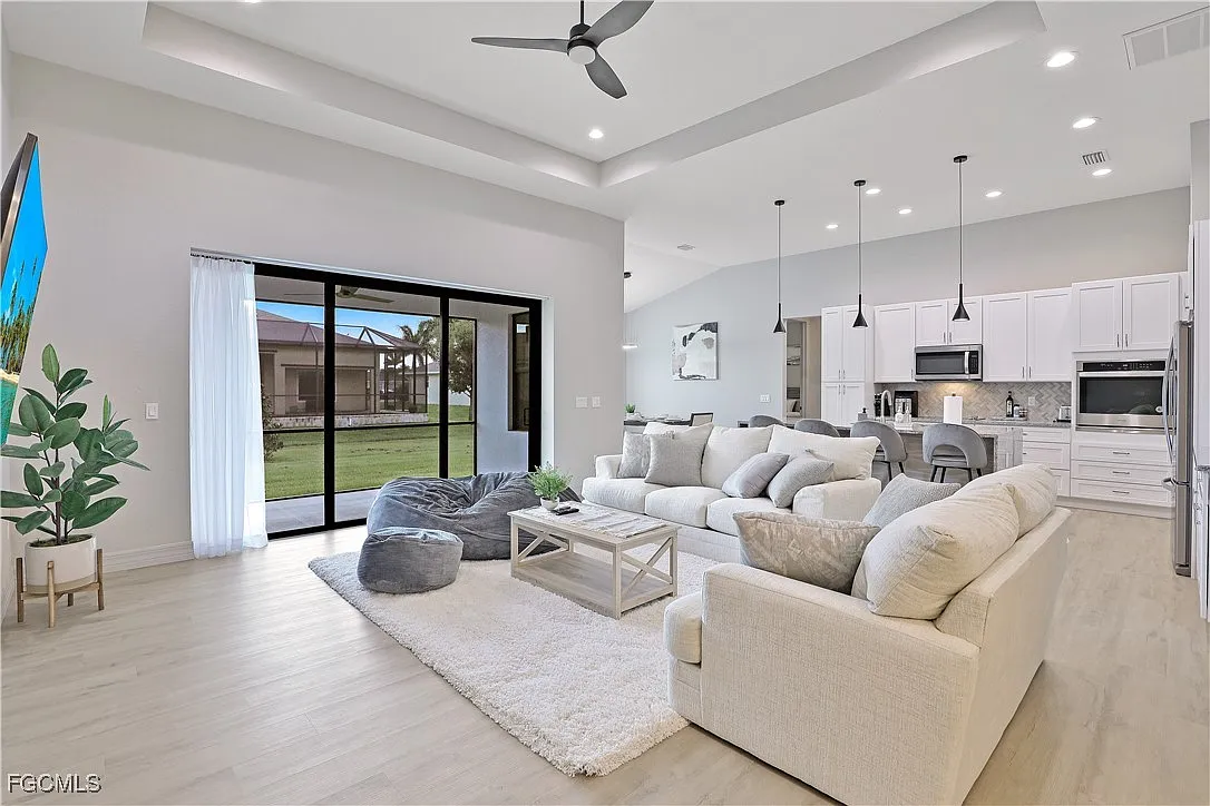 3 bed, 2.0 bath, 1885 sqft, $4,000 — Photo 4