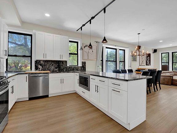 2nd image of 1400 W Flournoy St #1