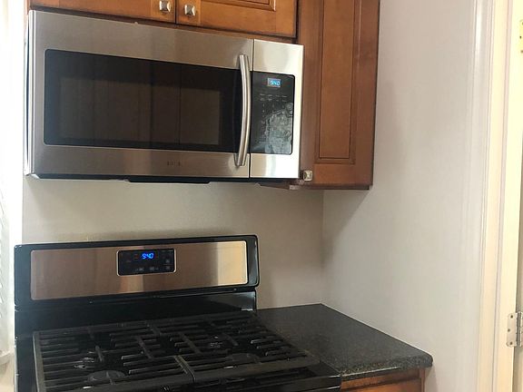 2nd image of 905 W Newgrove St