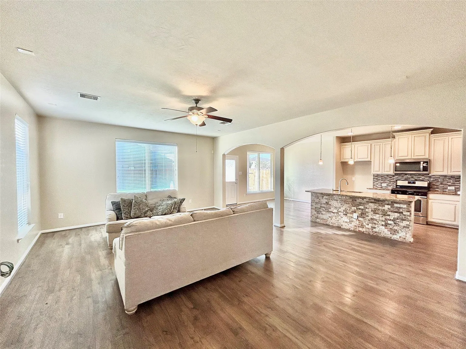 4 bed, 2.5 bath, 1930 sqft, $2,500 — Photo 4