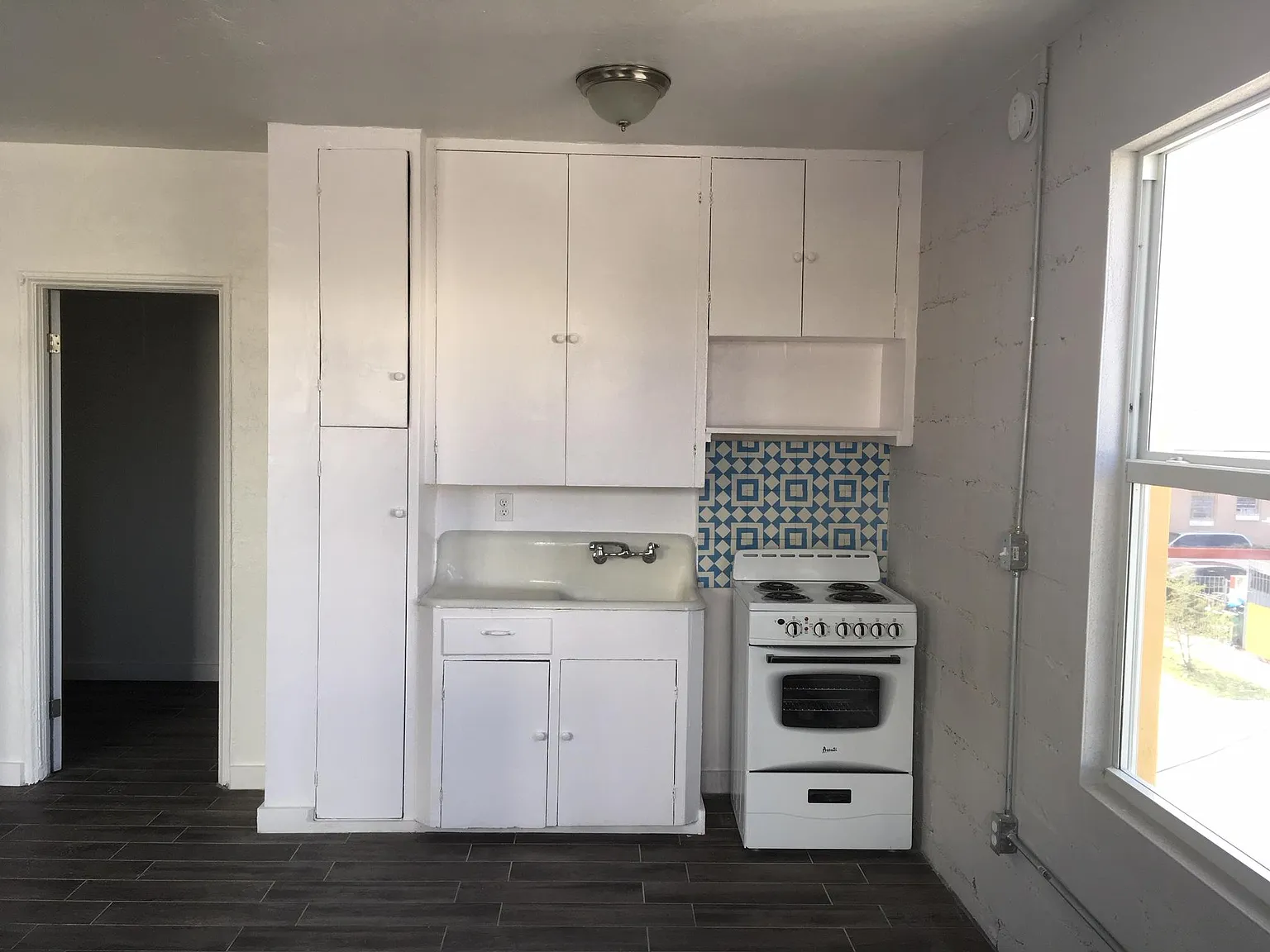 240 NW 8th Ave — Photo 3