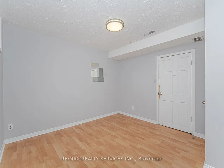 21 Beverley St #LOWER — Photo 16