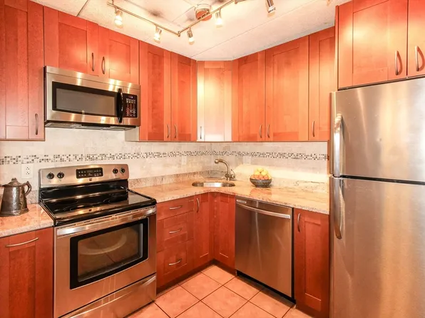 40 High St APT 305, Dedham, MA 02026