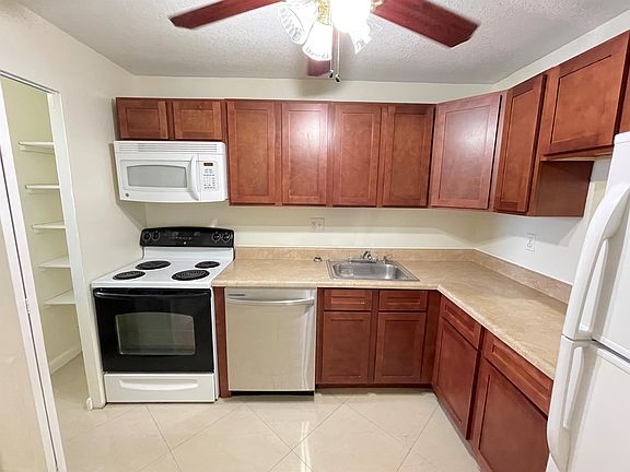 4th image of 7920 Colony Cir N #203VERSAILLES