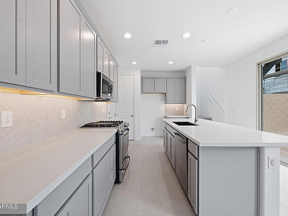 4th image of 3945 S VERBENA Avenue