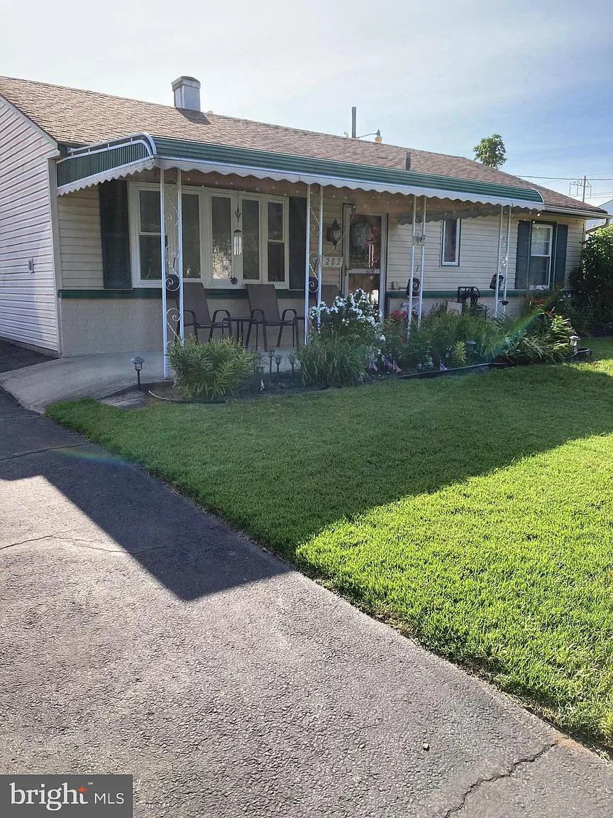 202 Janet Ave photo 1