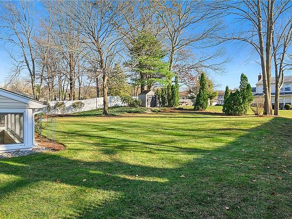 5th image of 399 Knollwood Dr