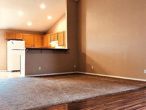 Great room w vaulted ceiling