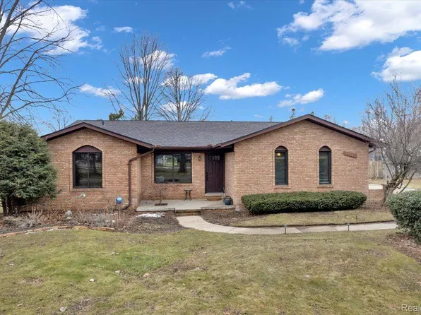 38855 Union Lake Rd, Clinton Township, MI 48036