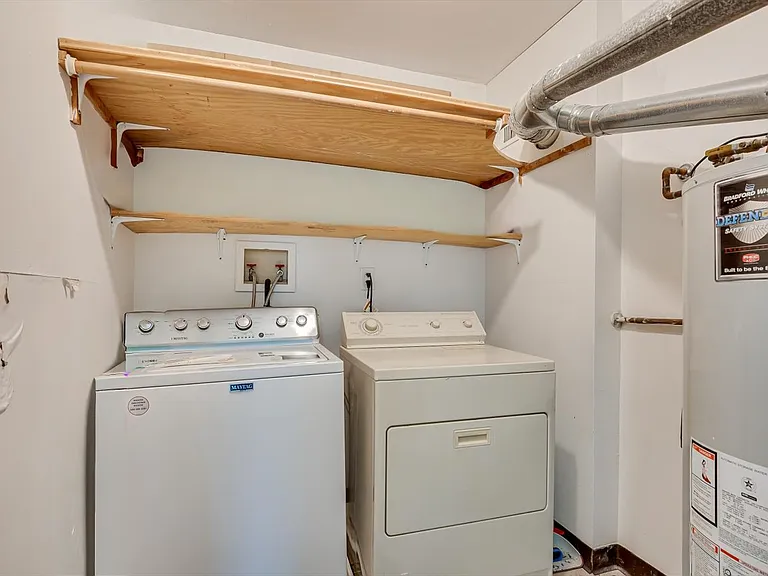 409 Lancaster Ct — Photo 21